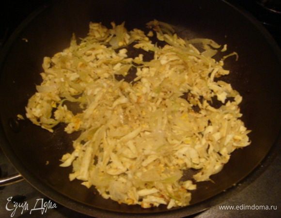 Начинка:яйца отварить, я натерла на крупной терке, лук 2 шт. большие порезать обжарить в конце + яйца, выключить.