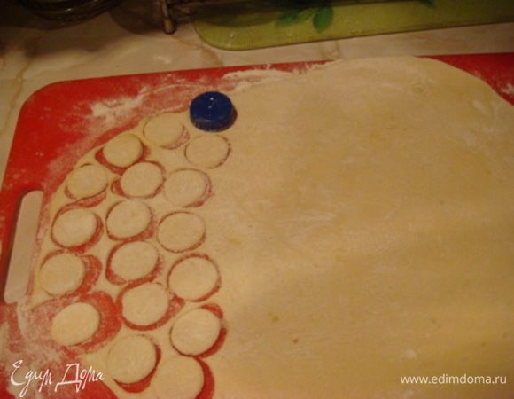 Вторую часть теста раскатать потоньше и нарезать кружочками - чешуйки (я воспользовалась крышкой для минеральной воды)