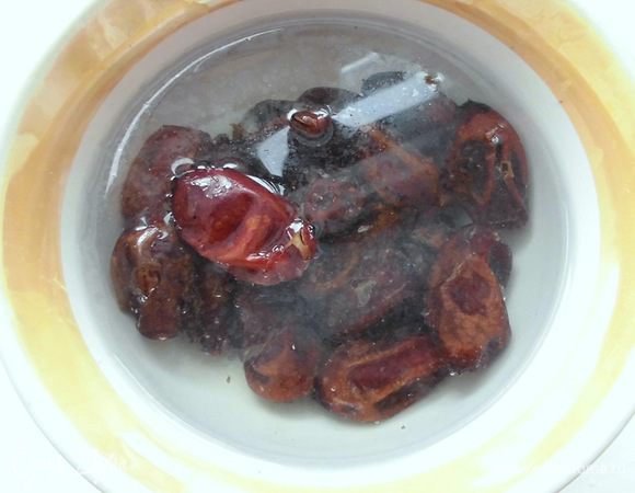 Чернослив и финики залить холодной водой. Оставить где-то на 2 часа.