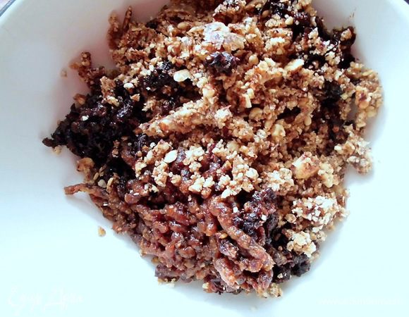 Воду слить, сухофрукты просушить. Перемолоть их через "орехомолку". Также перемолоть фундук.