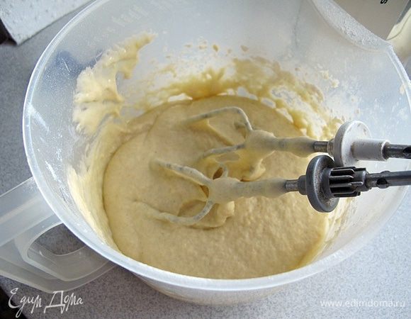 Поставить духовку на разогрев при 180 градусах. Мягкое масло взбить с сахарным песком до пушистого состояния. Продолжая взбивать ввести яйца и молоко.