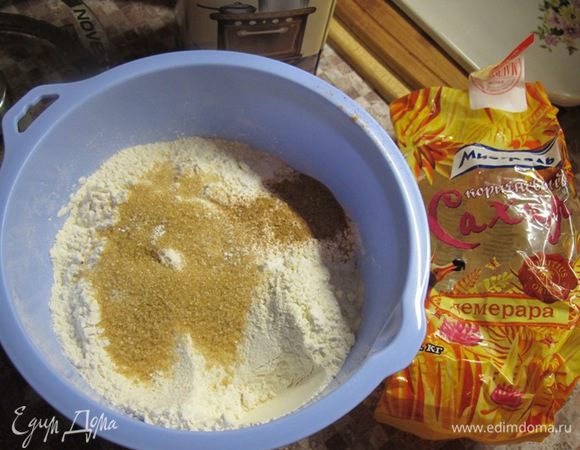 Муку просеять, смешать с кукурузной мукой, разрыхлителем и добавить тертую или сухую цедру цитрусовых.