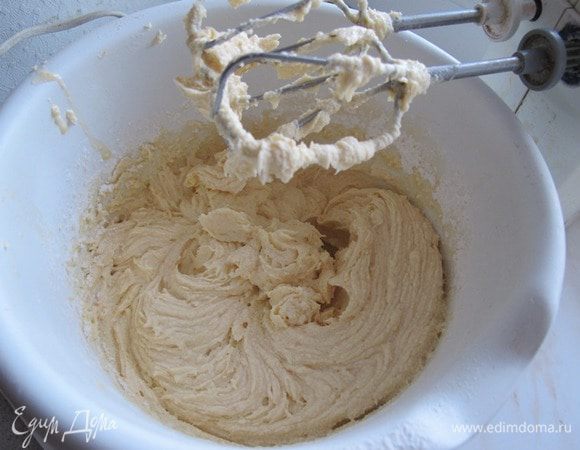 В жидкую смесь при непрерывном размешивании введите мучную смесь. Тесто получается достаточно густое.