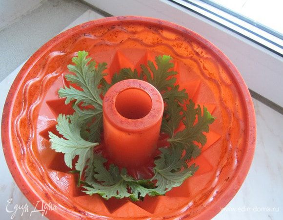 Свежие листья герани, вымойте, обсушите салфеткой, отрежьте черенки. Выложите форму листьями и заполните тестом. 