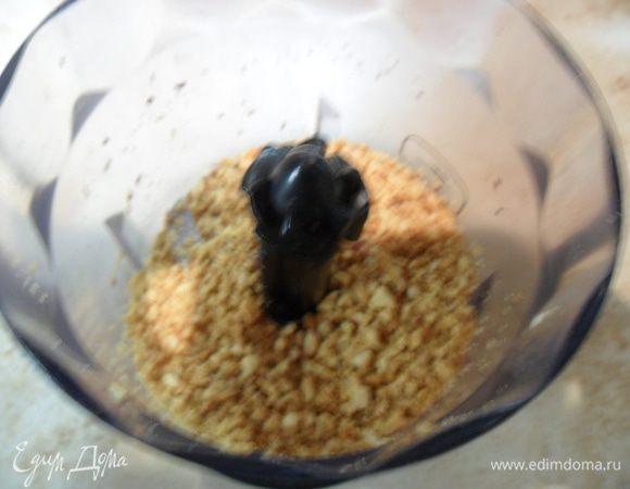 Орехи поджариваем и измельчаем в блендере.