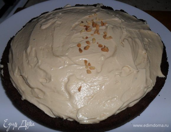 Выкладываем крем поверх коржа.