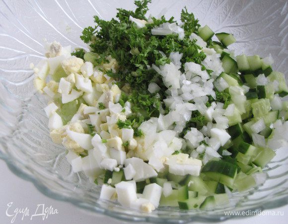 Добавить мелко рубленные отварные яйца, лук и петрушку. В варианте с картофелем добавить отварной картофель, так же нарезанный мелким кубиком.