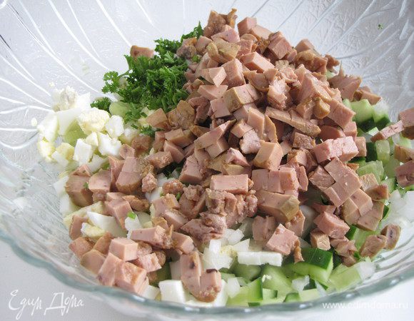 Добавить мелко нарезанную печень трески. Посолить и поперчить по вкусу.