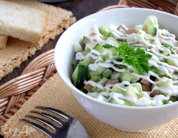 Все аккуратно перемешать. Разложить в порционные салатники и полить тонкой струйкой майонеза. Приятного аппетита!