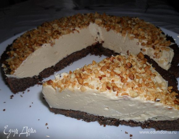 Посыпаем орешками и отправляем в холодильник на несколько часов, а лучше на ночь. А вот разрез, угощайтесь!