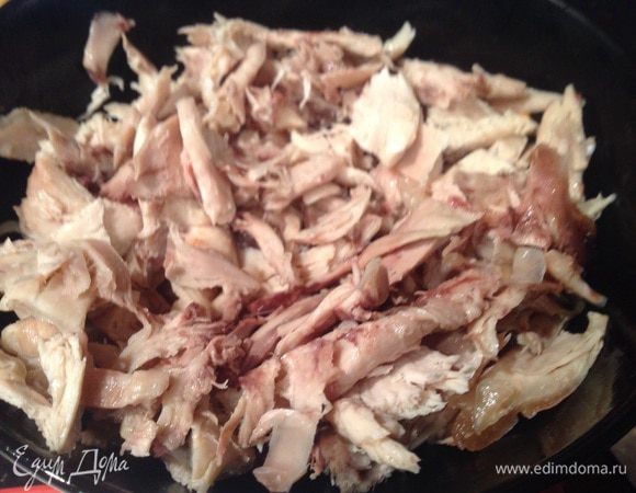 Для начинки мелко нарежьте курицу.