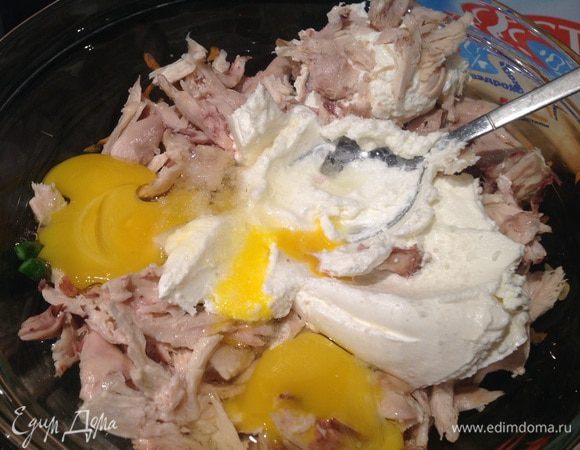 Смешайте с рикоттой и яйцами.