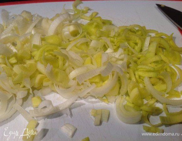 Мелко нарежьте порей. 