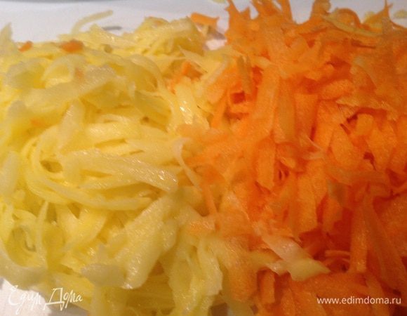 Картофель и морковь почистите и натрите на крупной терке.