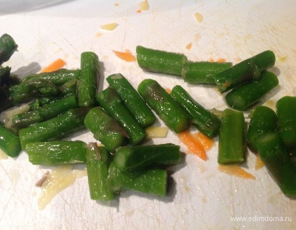 Спаржу порежьте на небольшие кусочки (можно заменить на зеленый горошек или стручковую фасоль).