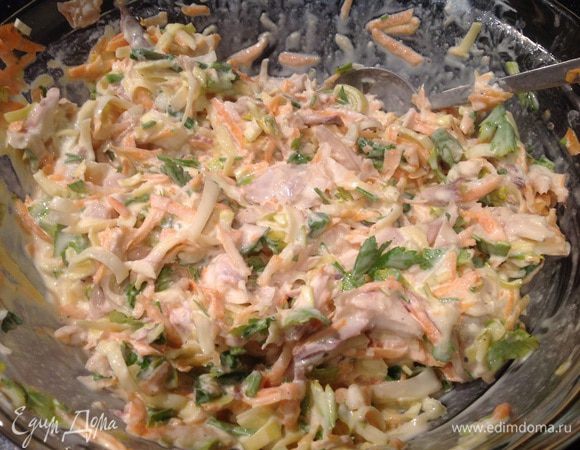 Добавьте к курице овощи и зелень, посолите, приправьте перцем и хорошо перемешайте.