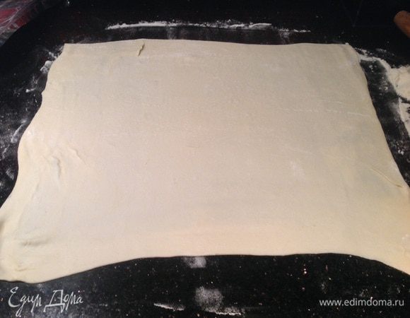 Тесто предварительно разморозьте и раскатайте в тонкий пласт.