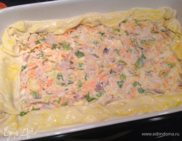 Аккуратно подверните края теста к центру пирога. Взбейте желток с 1 ч.л. холодной воды и смажьте им края теста. 