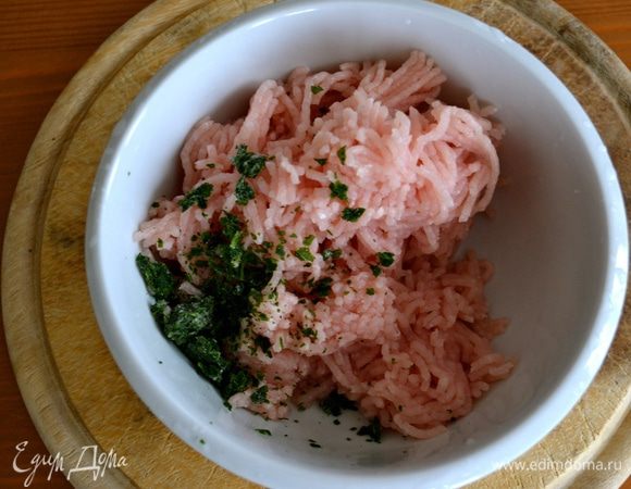 Филе индейки перемолоть в фарш. Посолить и поперчить по вкусу, добавить измельченную зелень петрушки. Все как следует перемешать.