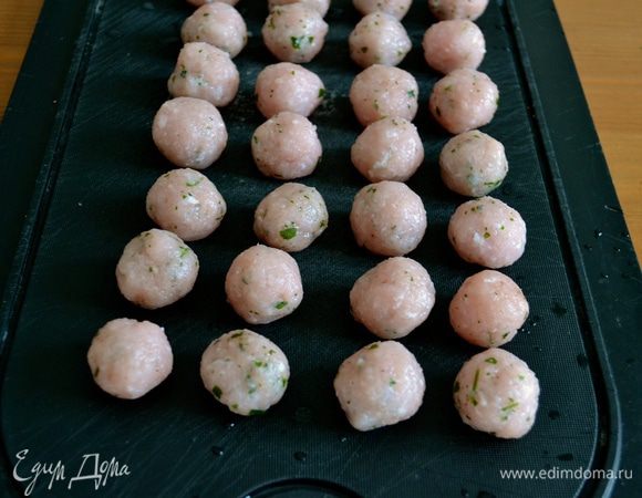 И сформировать много маленьких тефтелек. Размер тефтелек зависит от Вашего желания, у меня примерно с орешек.
