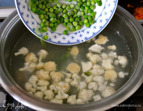 Через минуты 3-4 как выложили тефтельки в кастрюлю, добавить цветную капусту и замороженный зеленый горошек. Продолжать варить еще 5 минут.