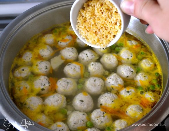 И добавить любую пасту мелкого формата (у меня "звездочки"). Проверить суп на количество соли. Проварить еще пару минут и снять суп с огня. Накрыть крышкой и дать настояться минут 15-20 перед подачей супа на стол.  