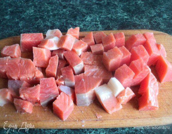 Филе семги порезать на небольшие кусочки и подморозить в морозилке в течении 15 минут.