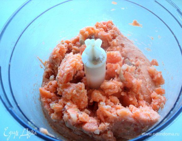 Затем измельчить филе в блендере.