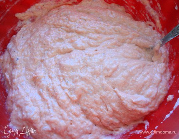 К измельченному филе из семги добавить 150 мл сливок, мускатный орех, соль и перец по вкусу и взбитые белки. Перемешать снизу вверх методом складывания.