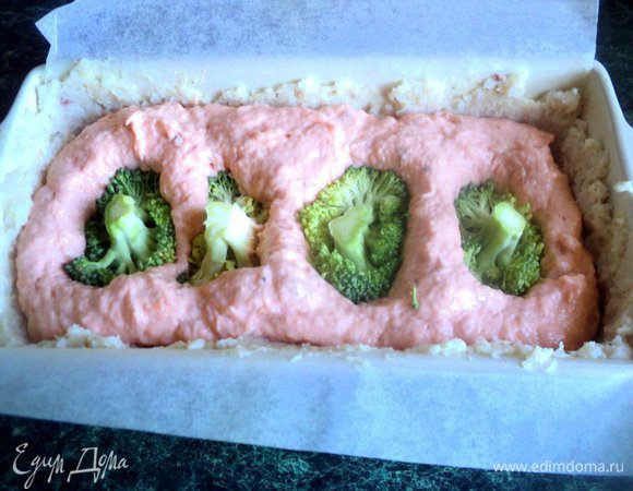 Выложить массу из красной рыбы в форму. Брокколи разобрать на черешки. Несколько крупных черешков воткнуть в массу из семги, это будут наши деревья сакуры.

