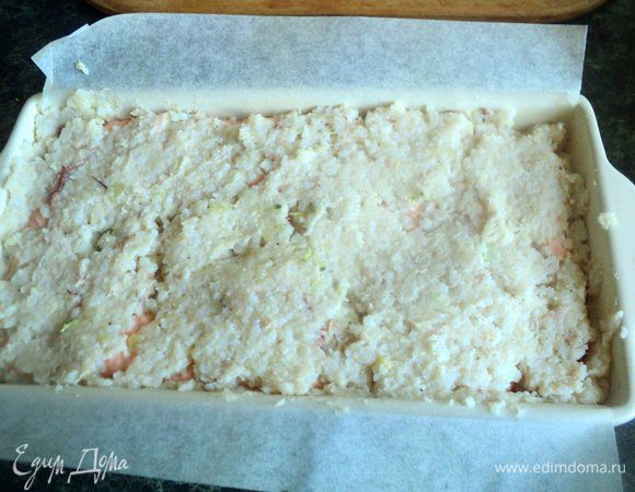 Сверху равномерно выложить 2/3 оставшейся белой рыбной массы, хорошо заполняя промежутки между черешками брюссельской капусты.