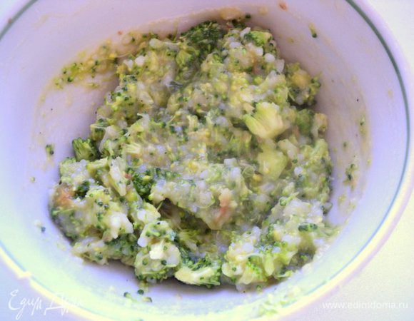 К оставшейся 1/3 рыбно рисовой массы добавить измельченную брокколи и желтки, хорошо перемешать.