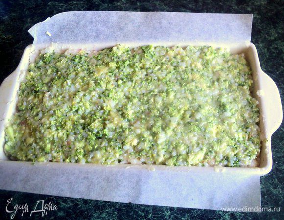 Выложить эту массу верхним слоем. Несколько раз постучать формой об стол, чтобы масса уплотнилась.