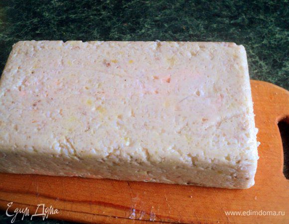 Перед подачей перевернуть террин на блюдо, порезать на кусочки. К террину можно подать соус тартар или лимонный майонез. 