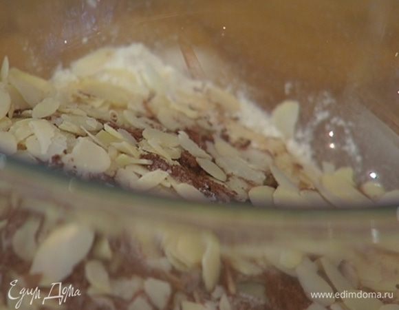 Муку перемешать с миндальными лепестками, какао, содой и солью.