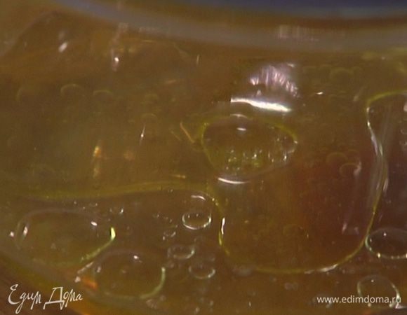 Соединить 1 стакан (250 мл) воды, 80 мл оливкового масла, уксус и ванильный экстракт.