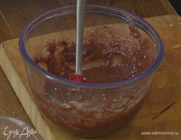 Всыпать муку с миндалем и сахарную пудру, все вымешать, чтобы не осталось комочков.