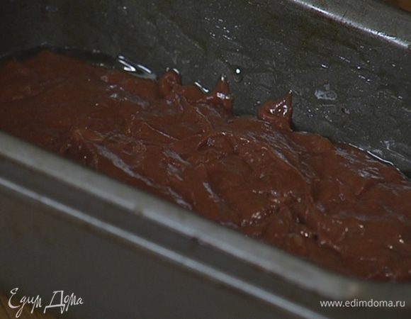 Прямоугольную форму для выпечки смазать оставшимся оливковым маслом, выложить тесто и разровнять его.