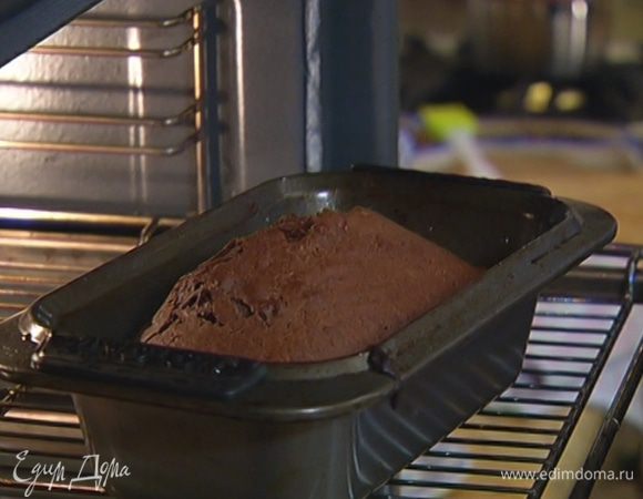 Выпекать кекс в разогретой духовке 20–25 минут.