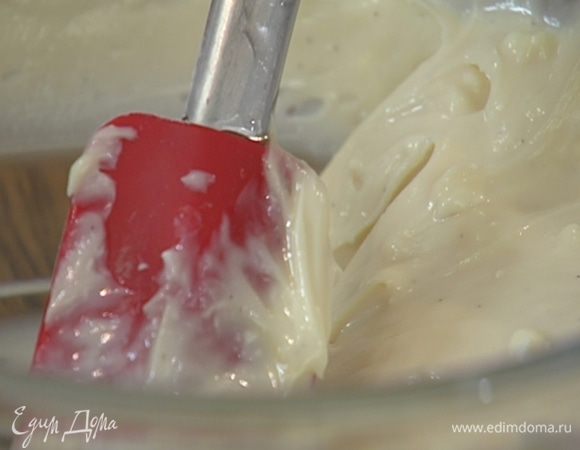 Приготовить крем: соединить сливочный сыр, сахарную пудру, кленовый сироп, ванильный экстракт и все перемешать.