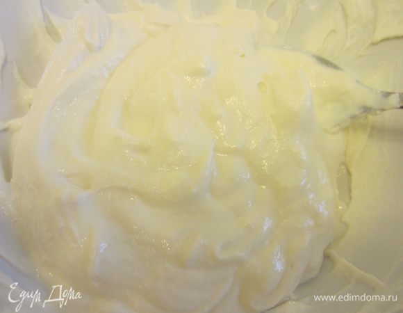 Смешиваем рикотту с сахарной пудрой, должен получиться вот такой крем.