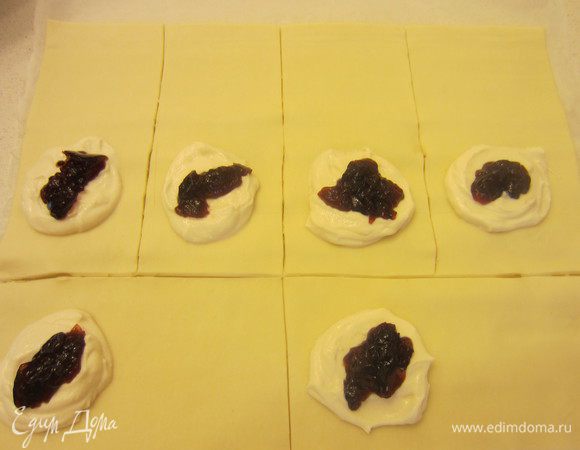 Выкладываем рикотту и джем.