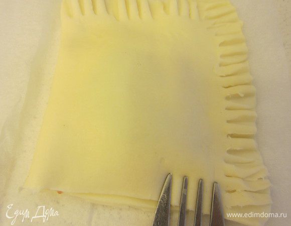 Прижимаем бортики с помощью вилки.