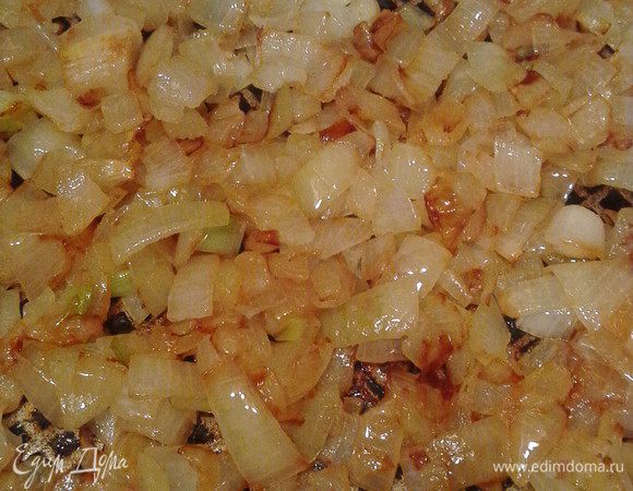 Тесто (у меня замороженное покупное) оставить размораживаться при комнатной температуре. Приготовить из вареного картофеля пюре, а к нему добавить обжаренный на растительном масле измельченный лук. Соль и перец по вкусу.