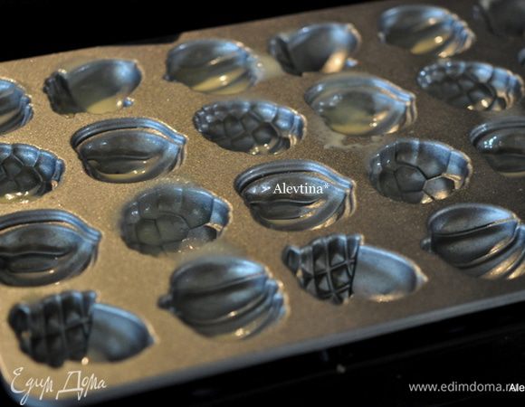 Все ингредиенты должны быть комнатной температуры. Разогреть духовку до 180°C. Смазать формочки, если используем форму для маффинов или кексов, то можно выложить бумажные формочки сверху.