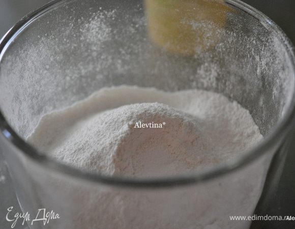 Муку просеять с разрыхлителем и пищевой содой, солью. Отставить в сторону.