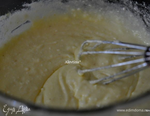 Взбить масло на средней скорости, добавить сахар. Перемешать хорошо соскребая все со стенок. Добавить по яйцу за раз после каждого перемешивать. Скорость убавить и добавить муку, тщательно все перемешиваем, добавим лимонную цедру, перемешаем.