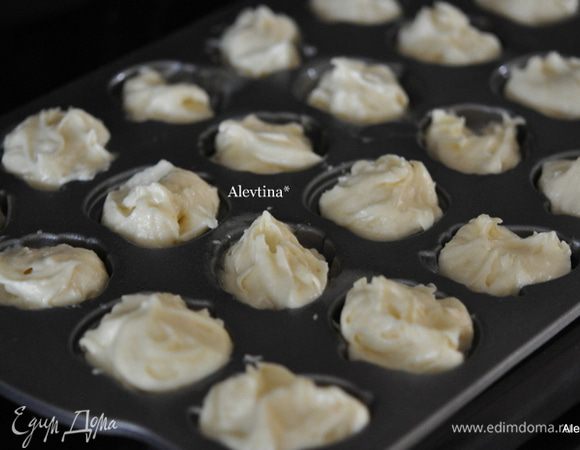 Тесто разложим по формочкам. Поставим в горячую духовку на 20 минут.