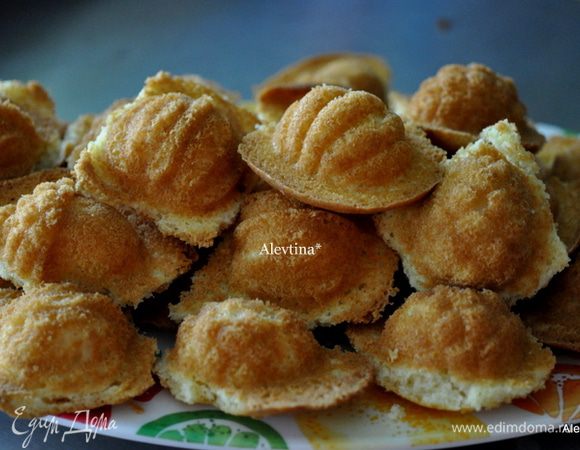 Достанем из духовки. Дадим остынуть минут 10 и перевернем. Или достанем из формочек маффинов. Можно покрыть сахарной глазурью на 2 стакана сахарной пудры по 2-3 стол.л лимонного сока или молока. Перемешать. Или просто посыпать сахарной пудрой. Подаем к столу. Приятного аппетита.