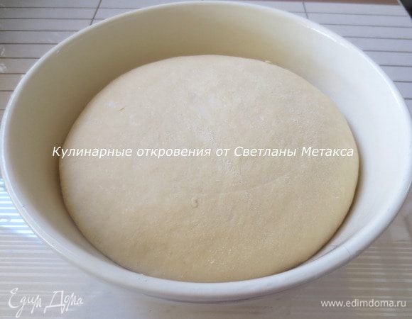 В теплом молоке распустить дрожжи, добавить 1 ст. л. сахара и 2 ст. л. муки, перемешать, оставить на 15 минут. Муку просеять в миску, всыпать сахар, соль, добавить ванилин, перемешать. Сделать углубление, добавить яйцо, растопленное масло и подошедшие дрожжи. Замесить мягкое тесто. Тесто накрыть и оставить в теплом месте на 1 час. Тесто должно увеличиться в объеме в два раза. 